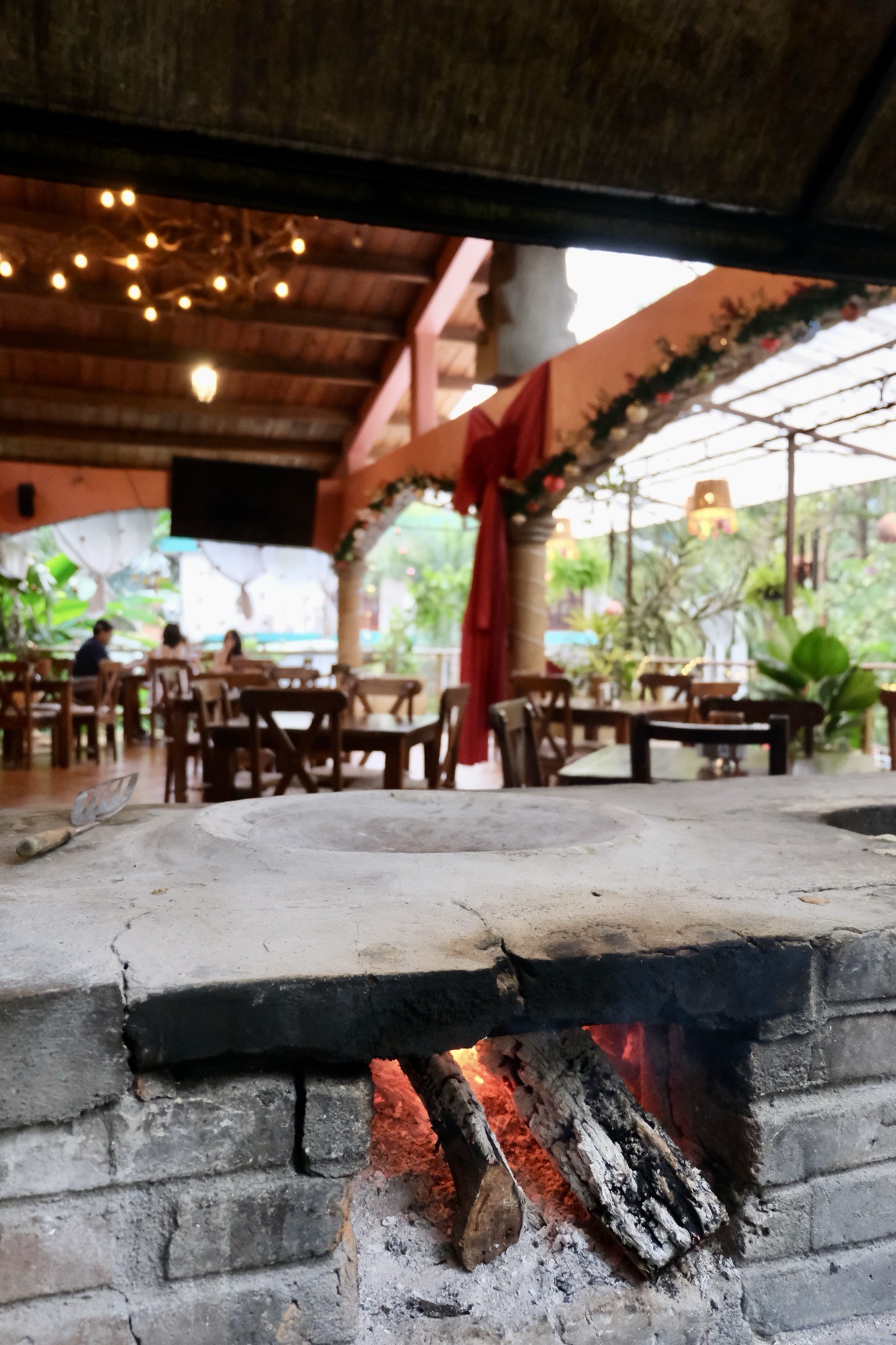 Preparación al fogón en la cocina de El Papán Huasteco, Xilitla