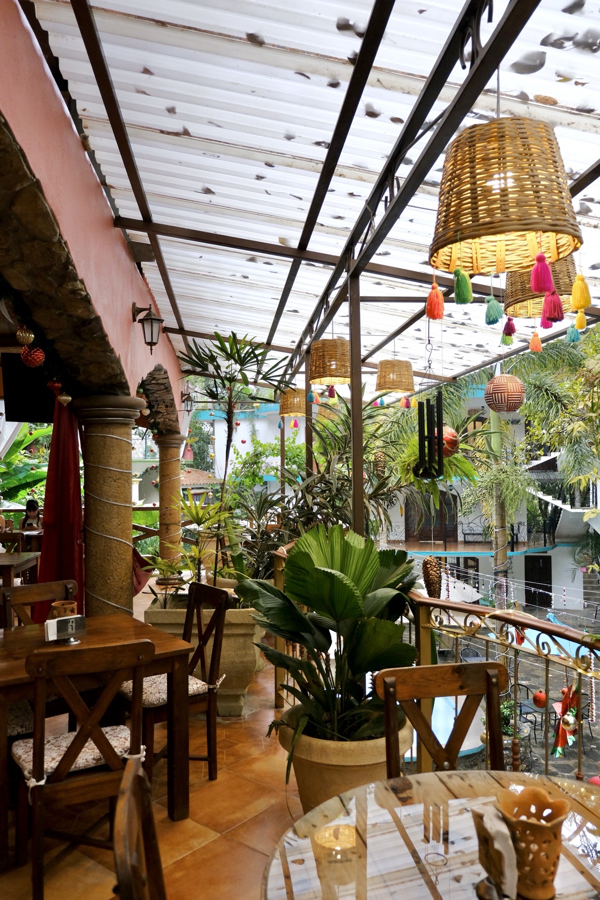Terraza al aire libre del restaurante El Papán Huasteco rodeada de vegetación tropical en Xilitla, San Luis Potosí