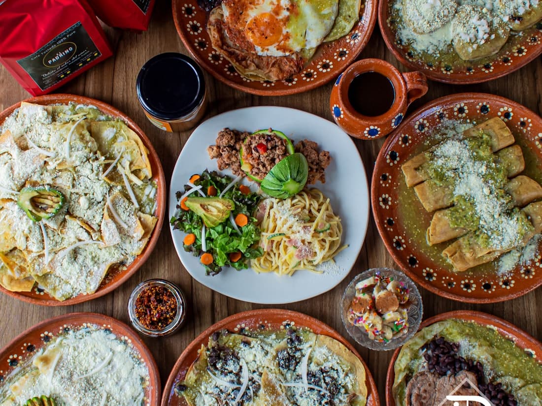 Mesa con platillos huastecos en platos de barro, una opción de dónde comer en Xilitla